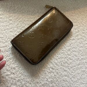 LOUIS VUITTON Brown Embossed Zip Wallet🥳🥳❌❌